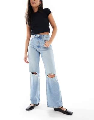 ASOS DESIGN - Weite Dad-Jeans in hellem Mittelblau mit Zierrissen