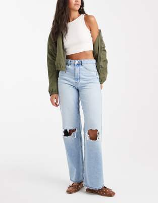 ASOS DESIGN - Weite Dad-Jeans in heller Waschung mit Knierissen-Blau