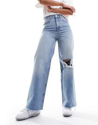 ASOS DESIGN - Weite Dad-Jeans in Mittelblau mit Zierrissen