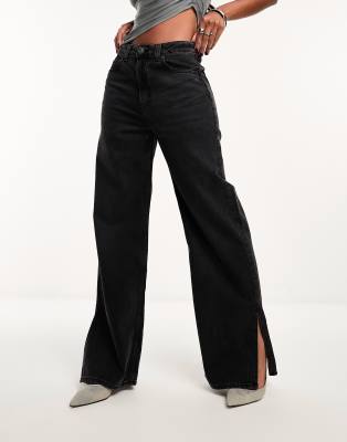 ASOS DESIGN - Weite Dad-Jeans in verwaschenem Schwarz mit Schlitz