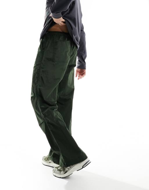 ASOS DESIGN – Weite Hose aus Nylon in Khaki mit breitem Saum