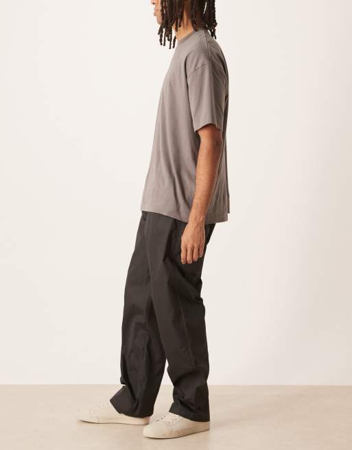 ASOS DESIGN – Weite Hose aus Nylon in Schwarz mit Gesäßtaschen-Detail, 3 von 5