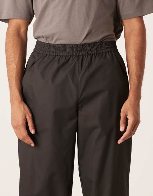 ASOS DESIGN – Weite Hose aus Nylon in Schwarz mit Gesäßtaschen-Detail, 4 von 5
