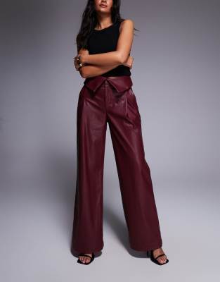 ASOS DESIGN - Weite Hose in Burgunderrot mit Leder-Optik und Umschlagdetail an der Taille