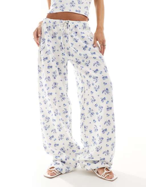 ASOS DESIGN – Weite Hose mit Blumen- und Blaubeerprint in Waffelstruktur, Kombiteil, 2 von 5