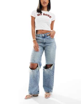 ASOS DESIGN - Weite Jeans in hellem Mittelblau mit Zierrissen