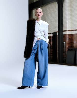 Weite Jeans in Mittelblau mit drapierter Vorderpartie Blau 40