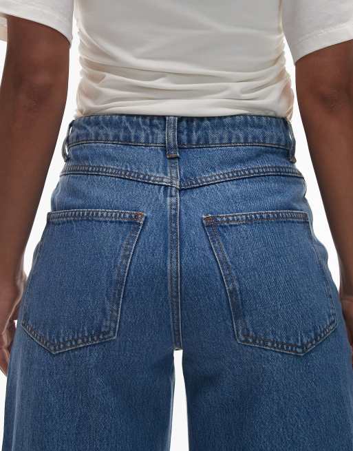 ASOS DESIGN – Weite Jeans in Mittelblau mit Perlendetail, 4 von 5