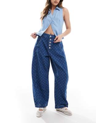 ASOS DESIGN - Weite Jeans in Mittelblau mit Punktmuster und Knopfleiste