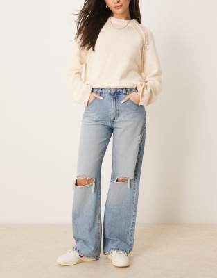 ASOS DESIGN - Weite Jeans in Mittelblau mit Zierrissen