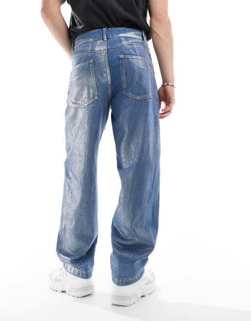 ASOS DESIGN – Weite Jeans in verwaschenem Mittelblau mit silbernem Metallic-Folienfinish, 3 von 5
