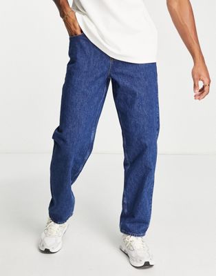 ASOS DESIGN – Weite Jeans in verwaschenem Mittelblau
