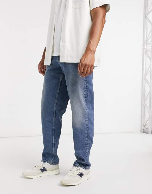 ASOS DESIGN – Weite Jeans in verwaschenem Mittelblau