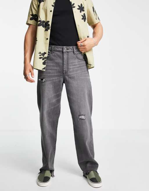 ASOS DESIGN – Weite Jeans in verwaschenem Schwarz mit Abnutzungsstellen und offenem Saum