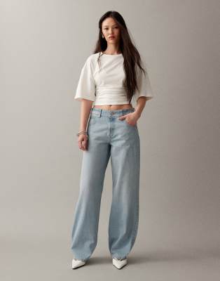 ASOS DESIGN - Weite Jeans in zarter, heller Waschung mit niedrigem Bund-Blau