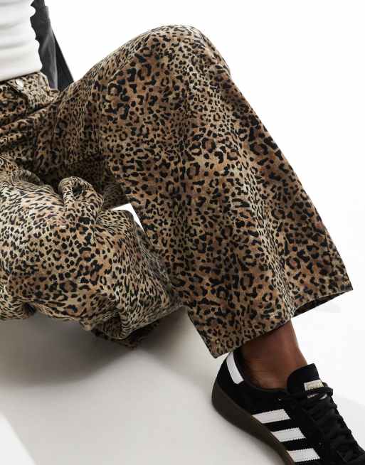 ASOS DESIGN Weite Jeans mit Leopardenmuster