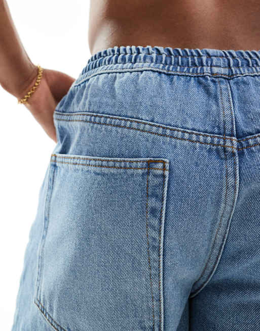 ASOS Design – Weite, kürzere Jeansshorts in verwaschenem Mittelblau mit elastischem Bund, 5 von 5