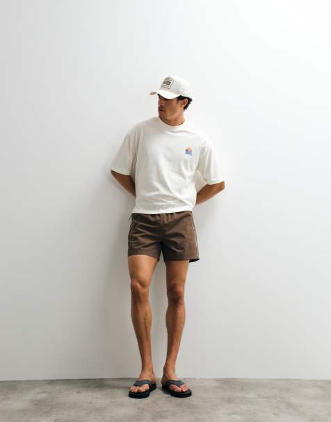 ASOS DESIGN – Weite, mittellange Shorts aus elastischem Nylon in Braun mit Paspelierung - view 1