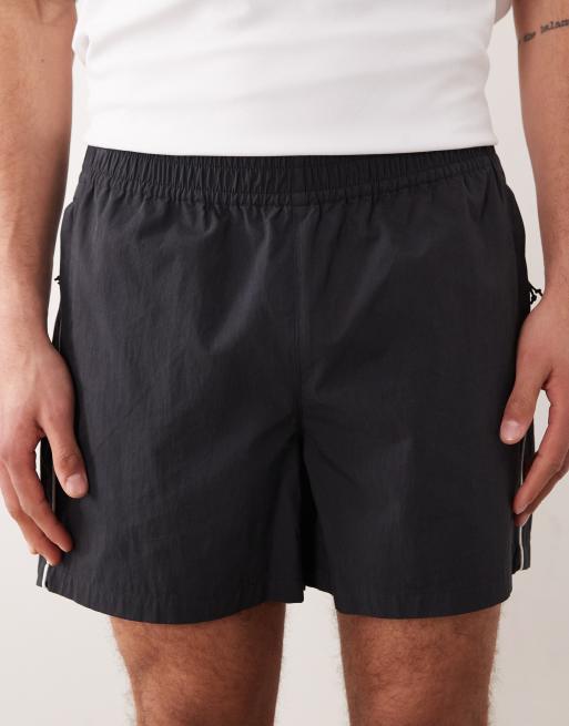 ASOS DESIGN – Weite, mittellange Shorts aus elastischem Nylon in Schwarz mit Paspelierung, 5 von 6