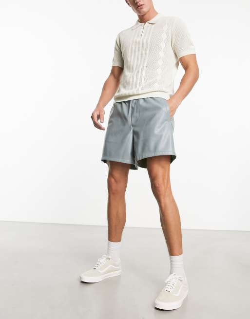 ASOS DESIGN – Weite, mittellange Shorts in grüner Lederoptik 