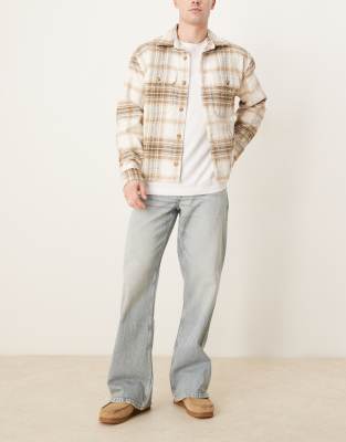 ASOS DESIGN – Weite Schlagjeans in gebleichter Waschung - view 1