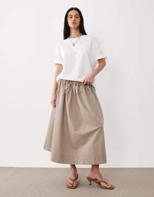 ASOS DESIGN - Weiter Maxirock aus Popeline in Steinbeige mit Bindegürtel-Neutral