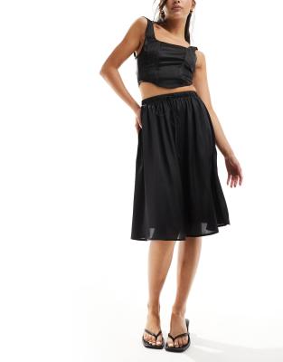 ASOS DESIGN - Weiter Satin-Midirock in Schwarz