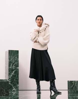 ASOS DESIGN - Weiter Satin-Midirock in Schwarz