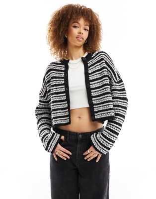 ASOS DESIGN - Weitmaschige, gestreifte Strickjacke in Schwarz-Weiß-Bunt