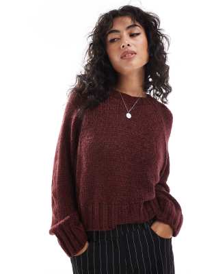 ASOS DESIGN - Weitmaschiger Bouclé-Strickpullover in Burgunderrot mit Rundhalsausschnitt-Weiß