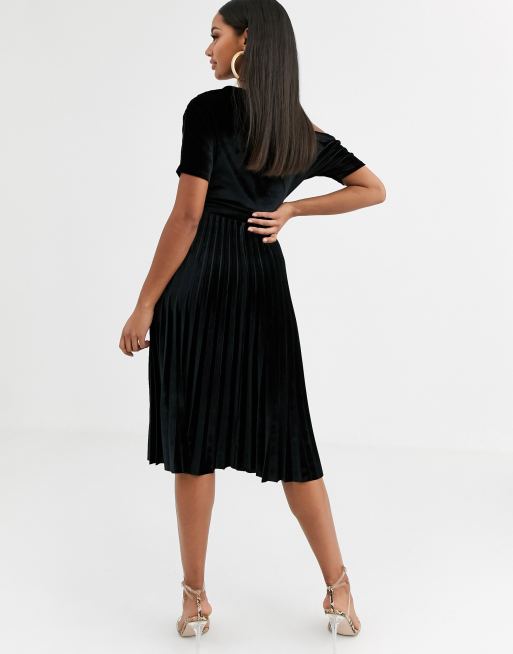 ASOS DESIGN – Welurowa plisowana sukienka midi z opadającymi ramionami, 2 z 4