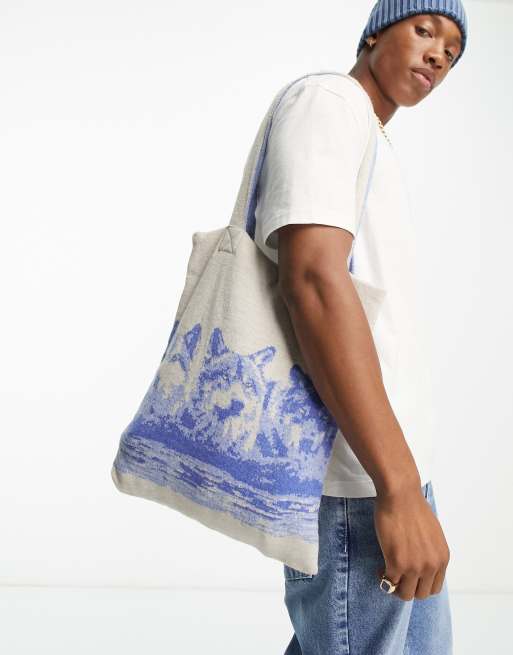 ASOS DESIGN – Wendbare, gestrickte Tragetasche in Blau und Ecru mit Wolfsmotiv 