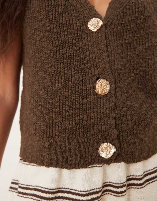 ASOS DESIGN – Weste aus Flammengarn in Braun mit goldfarbenen Blumenknöpfen , 3 von 4