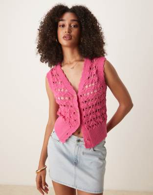 ASOS DESIGN - Weste aus Häkelstrick in Rosa mit Muschelsaum und silberfarbenen Knöpfen