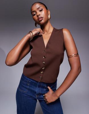 ASOS DESIGN - Weste aus kompaktem Strick in Braun mit Metallknöpfen