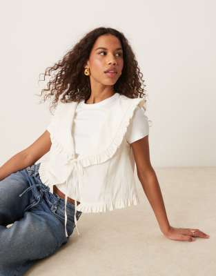 ASOS DESIGN - Weste aus Leinenimitat in Elfenbein mit Rüschenkragen-Weiß