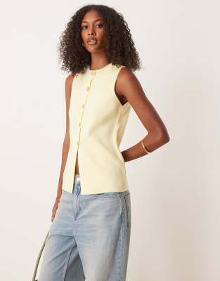 ASOS DESIGN - Weste aus Strickstoff in Buttermilchgelb mit Rundhalsausschnitt und goldfarbenen Knöpfen