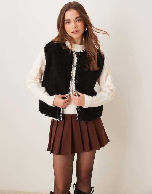 ASOS DESIGN – Weste aus Teddyfell in Schwarz mit Languettenstich