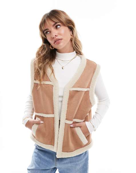 ASOS DESIGN – Weste aus Wildlederimitat in Hellbraun mit Teddyfellbesatz - view 1
