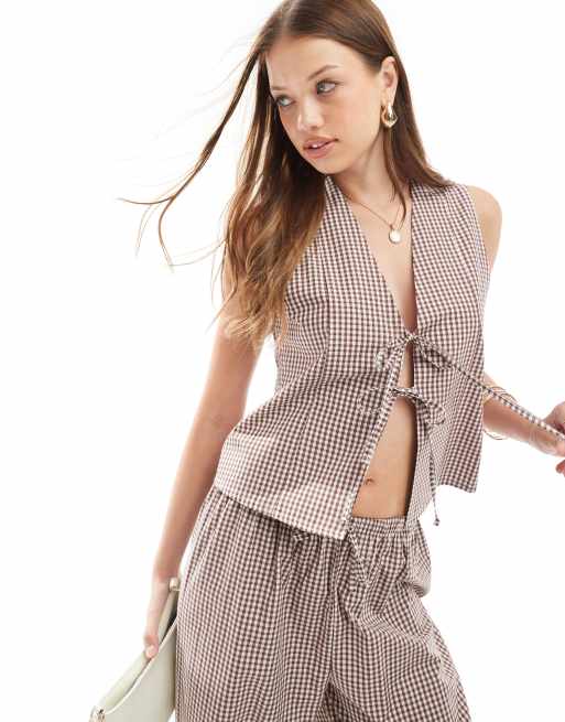 ASOS DESIGN – Weste in Braun mit Vichy-Karos und Bindeband vorne