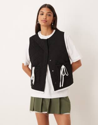 ASOS DESIGN - Weste in Schwarz mit gestepptem Kontrastband und Tasche mit Schleife