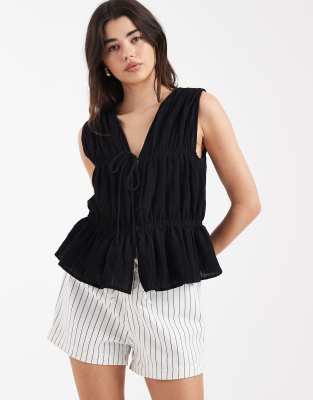 ASOS DESIGN - Weste in Schwarz mit Knitterstruktur und gebundener Vorderseite