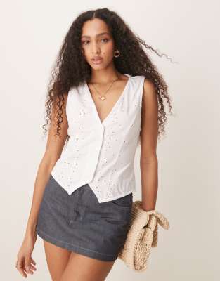 ASOS DESIGN - Weste in Weiß mit Lochstickerei und Knopfleiste