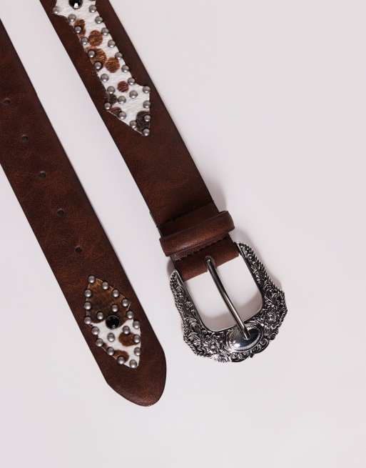 ASOS DESIGN - Western cowboyriem van imitatieleer met studs en koeienprint vintage bruin