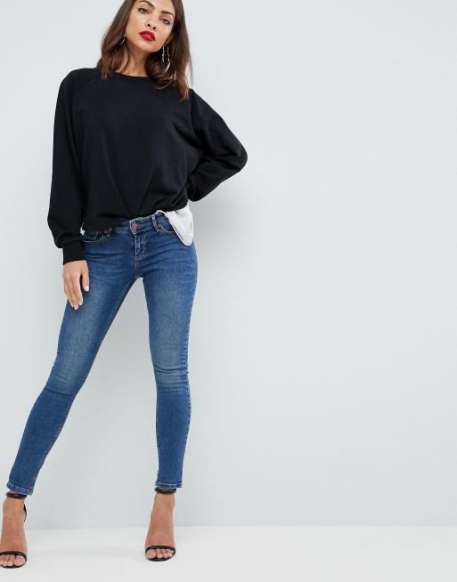 ASOS DESIGN – Whitby – Enge Jeans mit tiefer Taille in dunkler Stone-Waschung