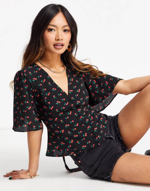 ASOS DESIGN – Wiązana bluzka z krótkim rękawem i wzorem w wiśnie