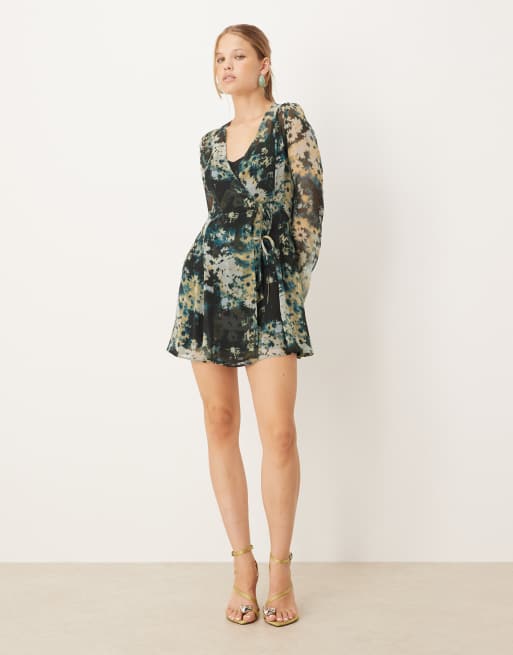 ASOS DESIGN – Wiązana kopertowa sukienka mini w rozmyty niebieski kwiatowy wzór