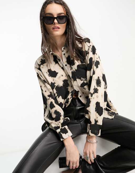 ASOS DESIGN – Wiązana na plecach koszula we wzór w krowie łaty 