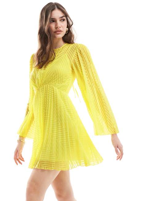 ASOS DESIGN – Wiązana na plecach plisowana cytrynowa sukienka mini z rozszerzanymi rękawami z szyfonu we wzór w jodełkę