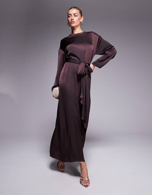 ASOS DESIGN – Wiązana w talii satynowa sukienka maxi z długim rękawem w czekoladowym kolorze